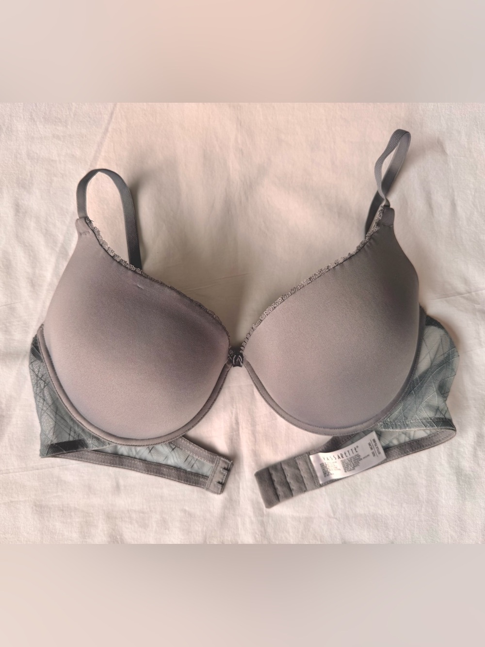 Brand new Vassarette Light Gray Smooth T-Shirt Bra with Lace Trim